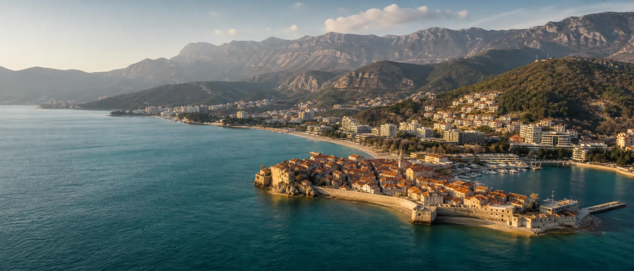 Winterliche Luftaufnahme der Budva-Riviera mit Altstadt, Adriaküste und Bergen.